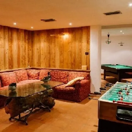 Chalet Di Lusso Su Tre Livelli Con Piscina Coperta E Verrand