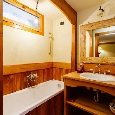 Chalet Di Lusso Su Tre Livelli Con Piscina Coperta E